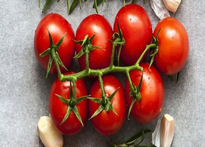 a nice looking bunch of ripe tomatoes